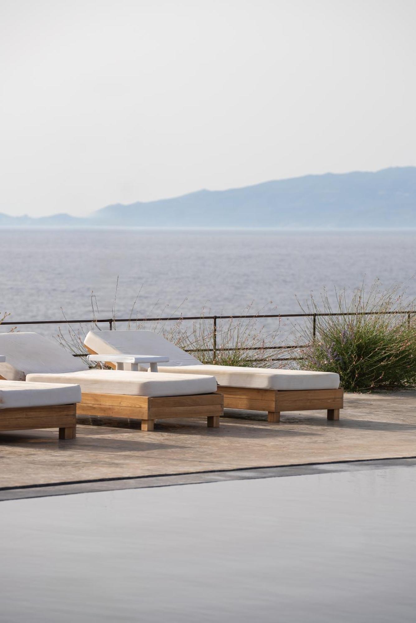 Colombos Beachfront Foinikia  Екстер'єр фото
