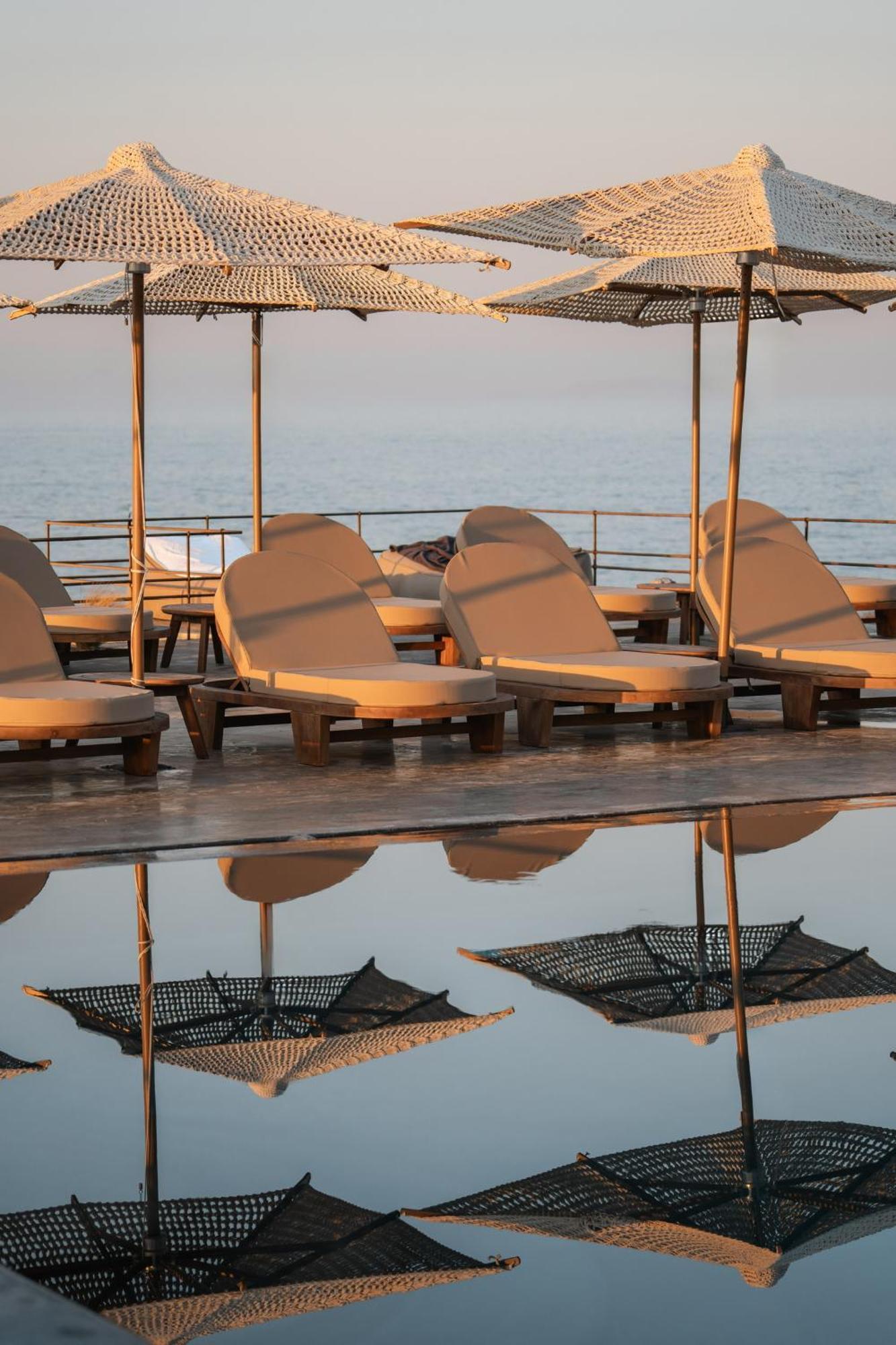 Colombos Beachfront Foinikia  Екстер'єр фото