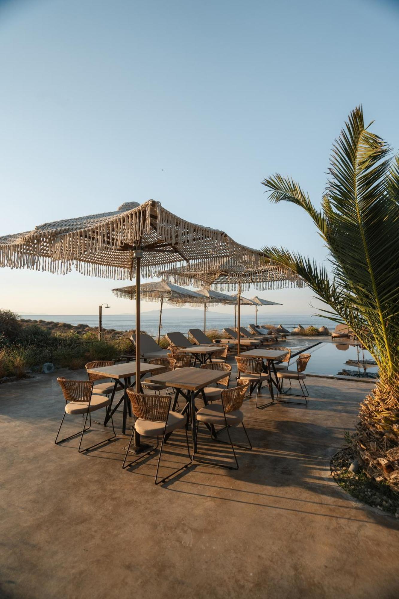 Colombos Beachfront Foinikia  Екстер'єр фото
