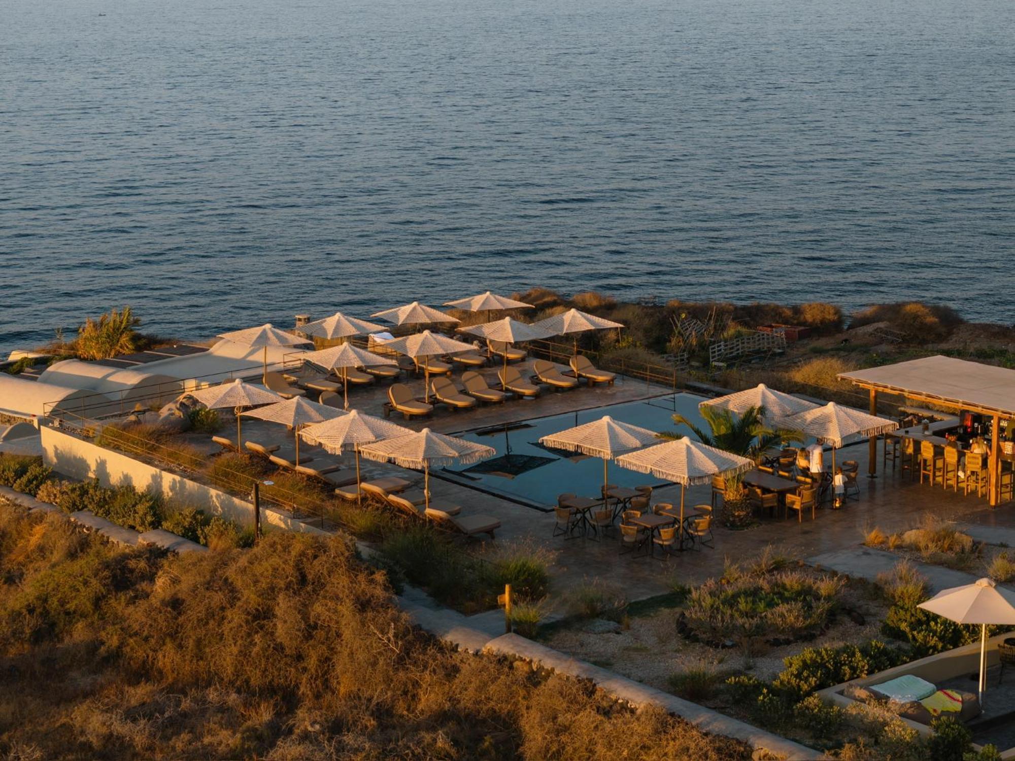 Colombos Beachfront Foinikia  Екстер'єр фото