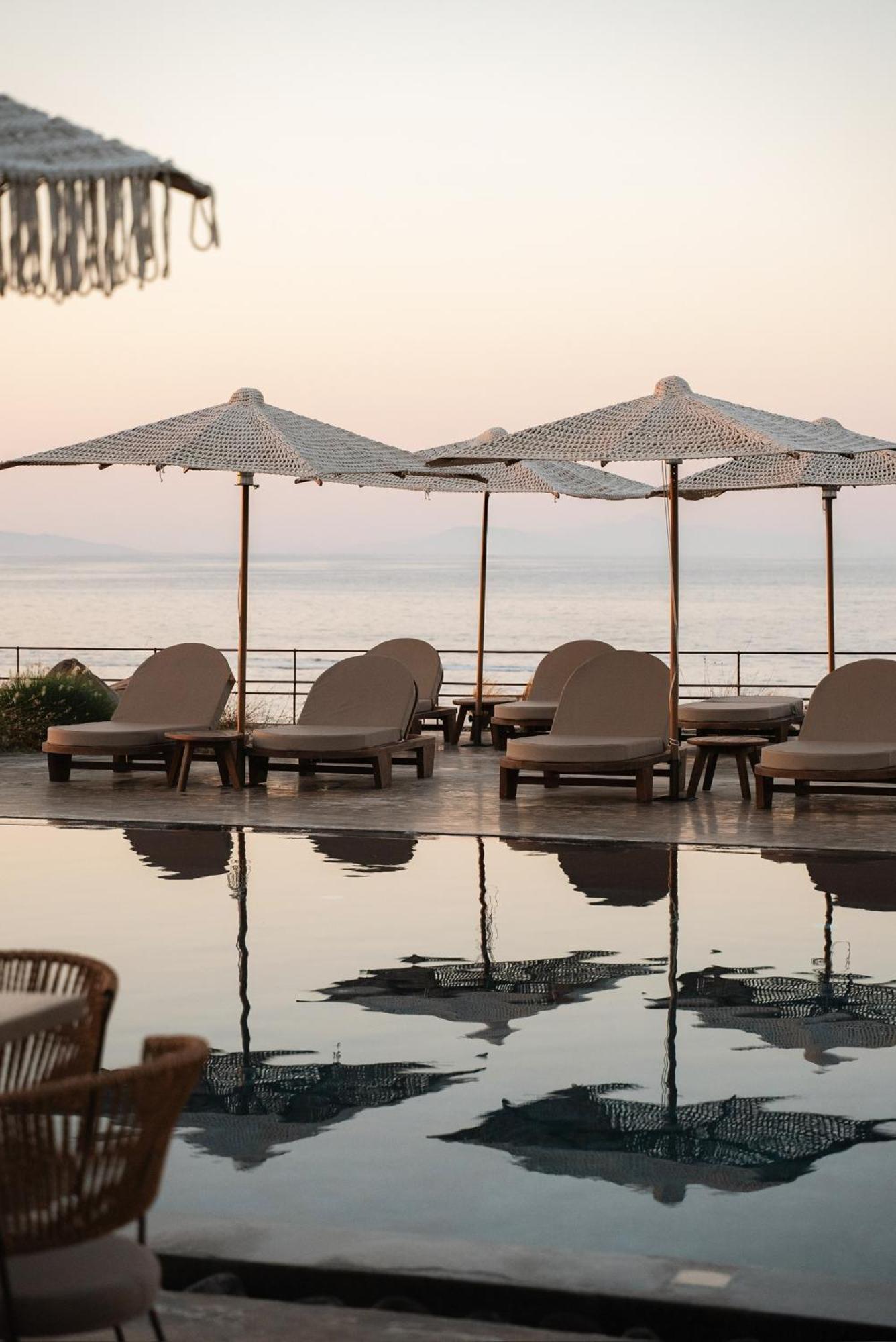 Colombos Beachfront Foinikia  Екстер'єр фото